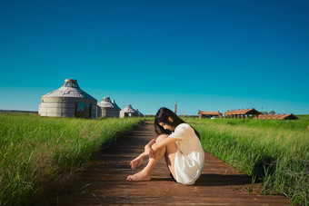 盛夏在草原湿地公园游玩的姑娘