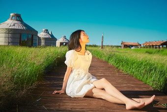 盛夏在草原湿地公园游玩的姑娘