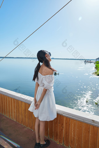 在湖畔木制帆船上的亚洲美女
