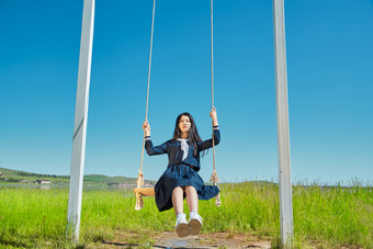 草原湖畔打卡点游玩拍照的亚洲少女