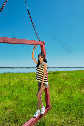 草原湖畔<strong>打卡</strong>点游玩拍照的亚洲少女