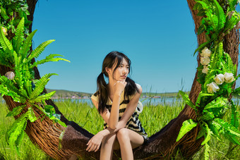 草原湖畔打卡点游玩拍照的亚洲少女