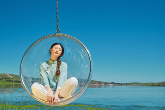 草原湖畔打卡点游玩拍照的亚洲少女