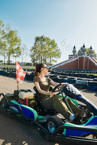 在游乐场卡丁赛道上驾驶卡丁车的美女