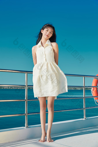 夏日在游艇观光平台上的亚洲少女