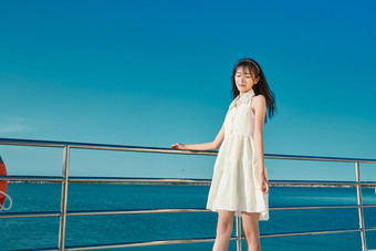 夏日在游艇观光平台上的亚洲少女