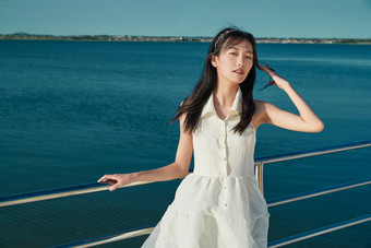 夏日在<strong>游艇</strong>观光平台上的亚洲少女
