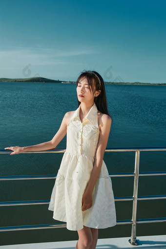 夏日在<strong>游艇</strong>观光平台上的亚洲少女