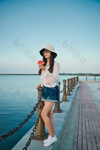 盛夏夕阳晚霞湖边码头看风景的少女