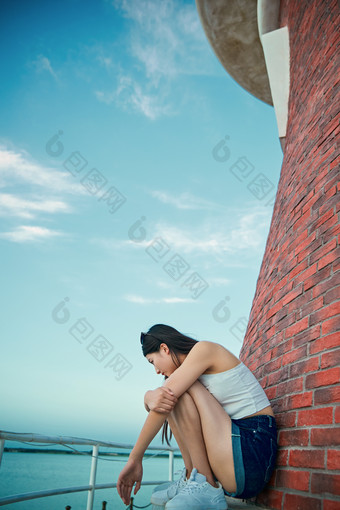 盛夏夕阳晚霞湖边码头看风景的少女