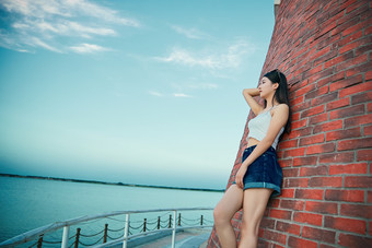 盛夏夕阳晚霞湖边码头看风景的少女