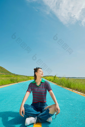 <strong>夏日</strong>湖边彩色公路上的亚洲少女