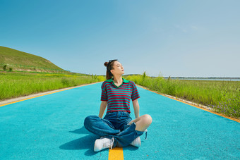 <strong>夏日</strong>湖边彩色公路上的亚洲少女