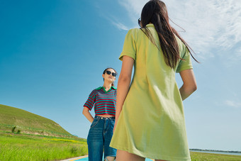 <strong>夏日</strong>湖边彩色公路上的亚洲少女