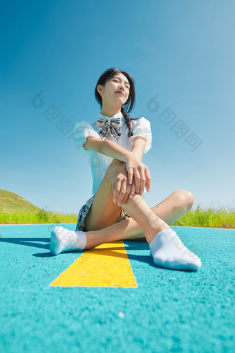 <strong>夏日</strong>湖边彩色公路上的亚洲少女