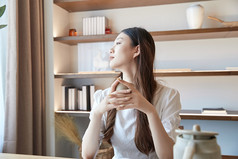 夏日午后在别墅内居家阅读的少女