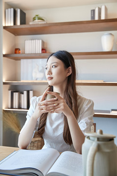 夏日午后在别墅内居家阅读的少女