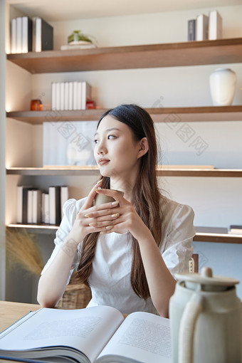 夏日午后在别墅内居家阅读的少女