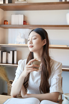 夏日午后在别墅内居家阅读的少女