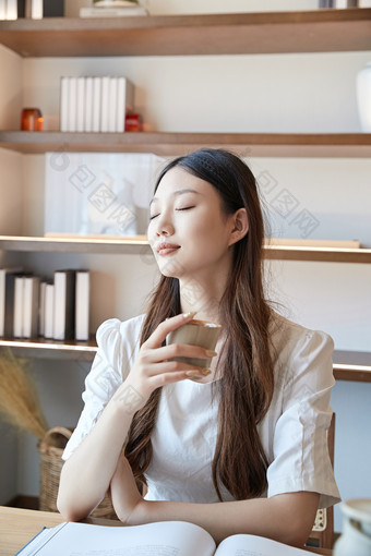 夏日午后在别墅内居家阅读的少女