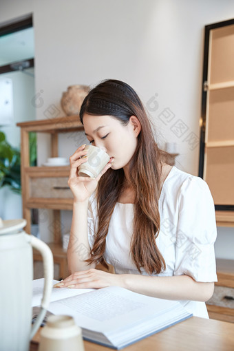 夏日午后在别墅内居家阅读的少女