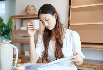 夏日午后在别墅内居家阅读的少女