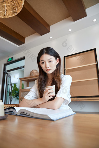 夏日午后在别墅内居家阅读的少女