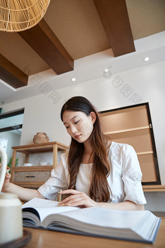 夏日午后在别墅内居家阅读的少女