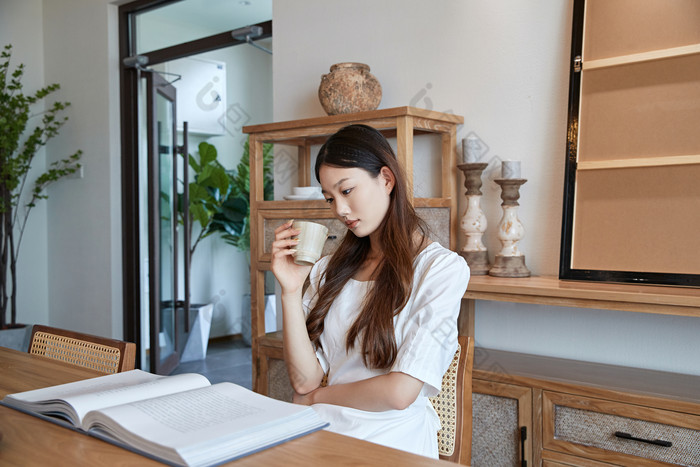 夏日午后在别墅内居家阅读的少女