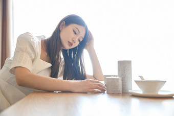 夏日午后在别墅内居家阅读的少女