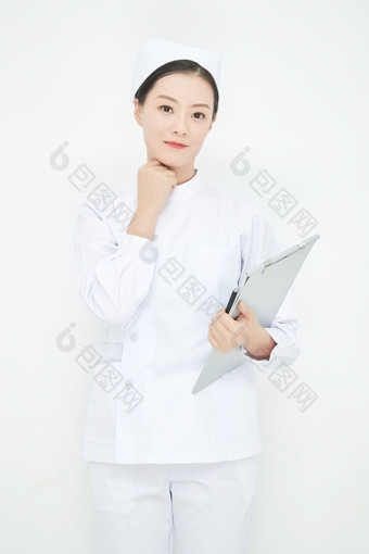 白背景里穿护士服手持病历夹的美女护士
