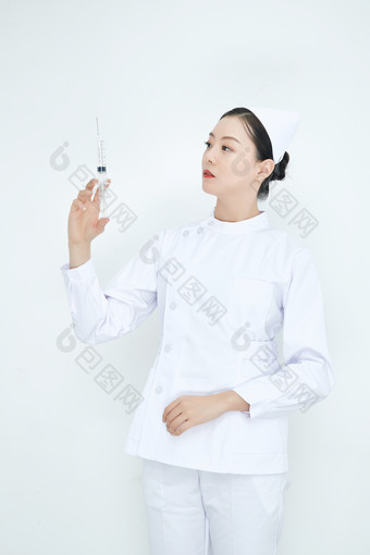 穿护士服戴口罩手执针筒的年轻女护士