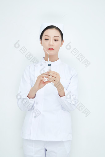 穿护士服戴口罩手执针筒的年轻女护士