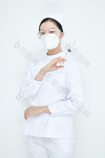穿护士服戴口罩手执针筒的年轻女护士