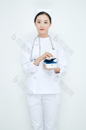 白色背景下手持血压计测量血压的医生