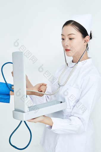 白色背景下手持血压计测量血压的医生