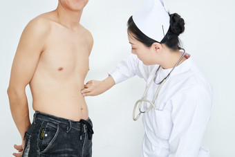 年轻的女性医护人员为患者进行身体按压检查