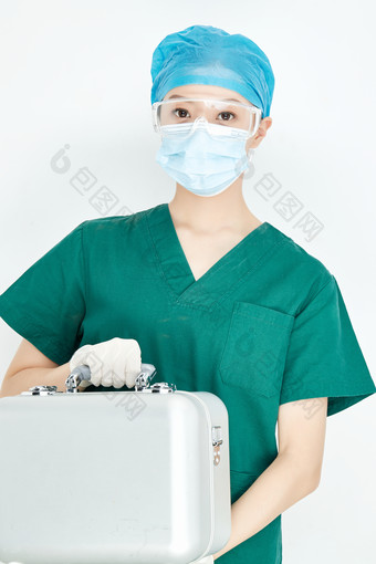 手持外科医疗<strong>手术</strong>器械箱的年轻女性医生