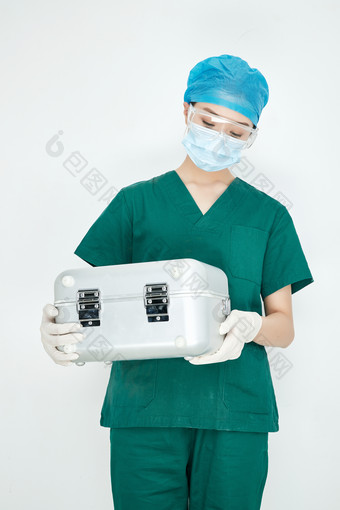 手持外科医疗手术器械箱的年轻女性医生