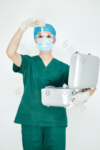 手持外科医疗<strong>手术</strong>器械箱的年轻女性医生