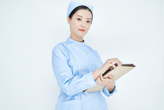 身穿护士服手拿医用iPad的年轻护士