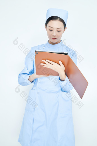 身穿<strong>护士</strong>服手拿医用iPad的年轻<strong>护士</strong>