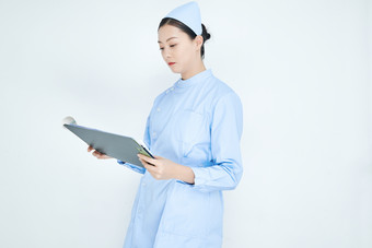 白背景里穿蓝色护士服手持<strong>病历</strong>夹的美女护士
