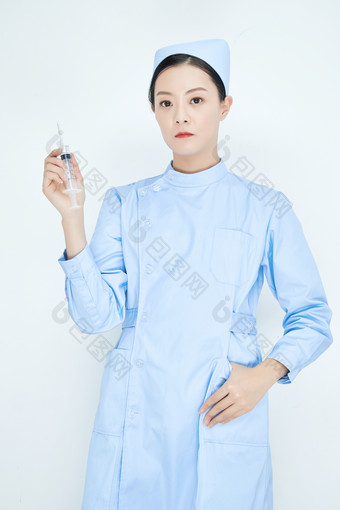 穿护士服戴口罩手执针筒的年轻女护士