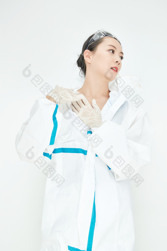 穿白色防护服佩戴护目镜口罩的女性<strong>医疗</strong>人员