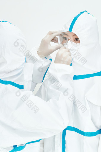 穿白色防护服佩戴护目镜口罩的女性<strong>医疗</strong>人员