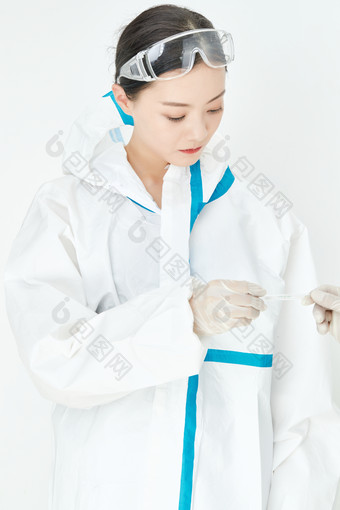 穿白色防护服佩戴护目镜口罩的女性<strong>医疗</strong>人员