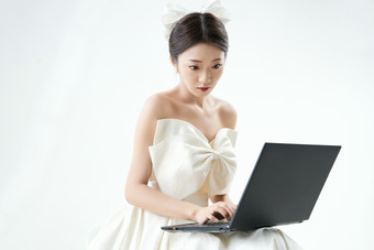 沉浸在网络恋爱世界的亚洲女性