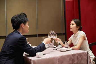 在酒店约会的亚洲青年情侣