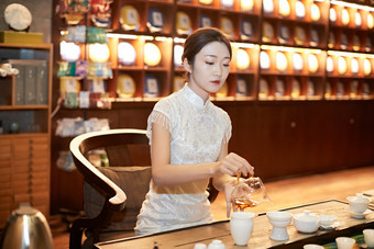 展示<strong>茶</strong>道文化的亚洲青年女性